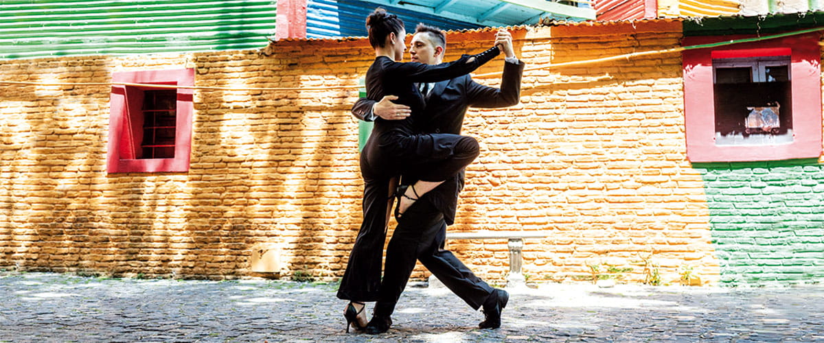 Argentinean dancers dancing in a street in Buenos Aires